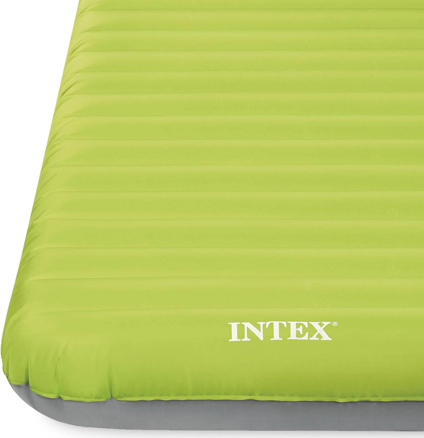 Groene opblaasbare matras. Wit Intex-logo onderaan. Grijze rand. Close-up.