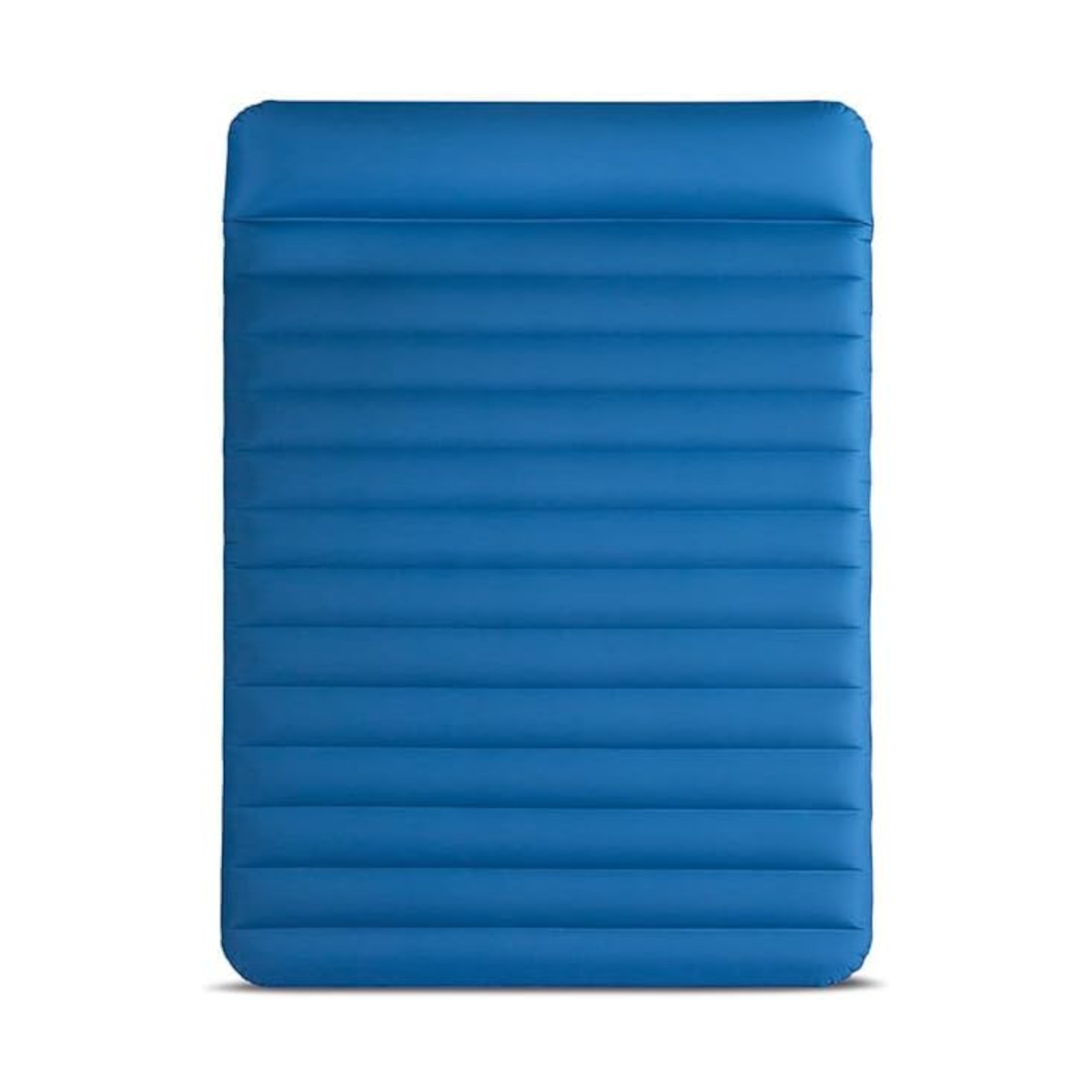 Een blauwe rechthoekige opblaasmatras met horizontale ribbels over het oppervlak.