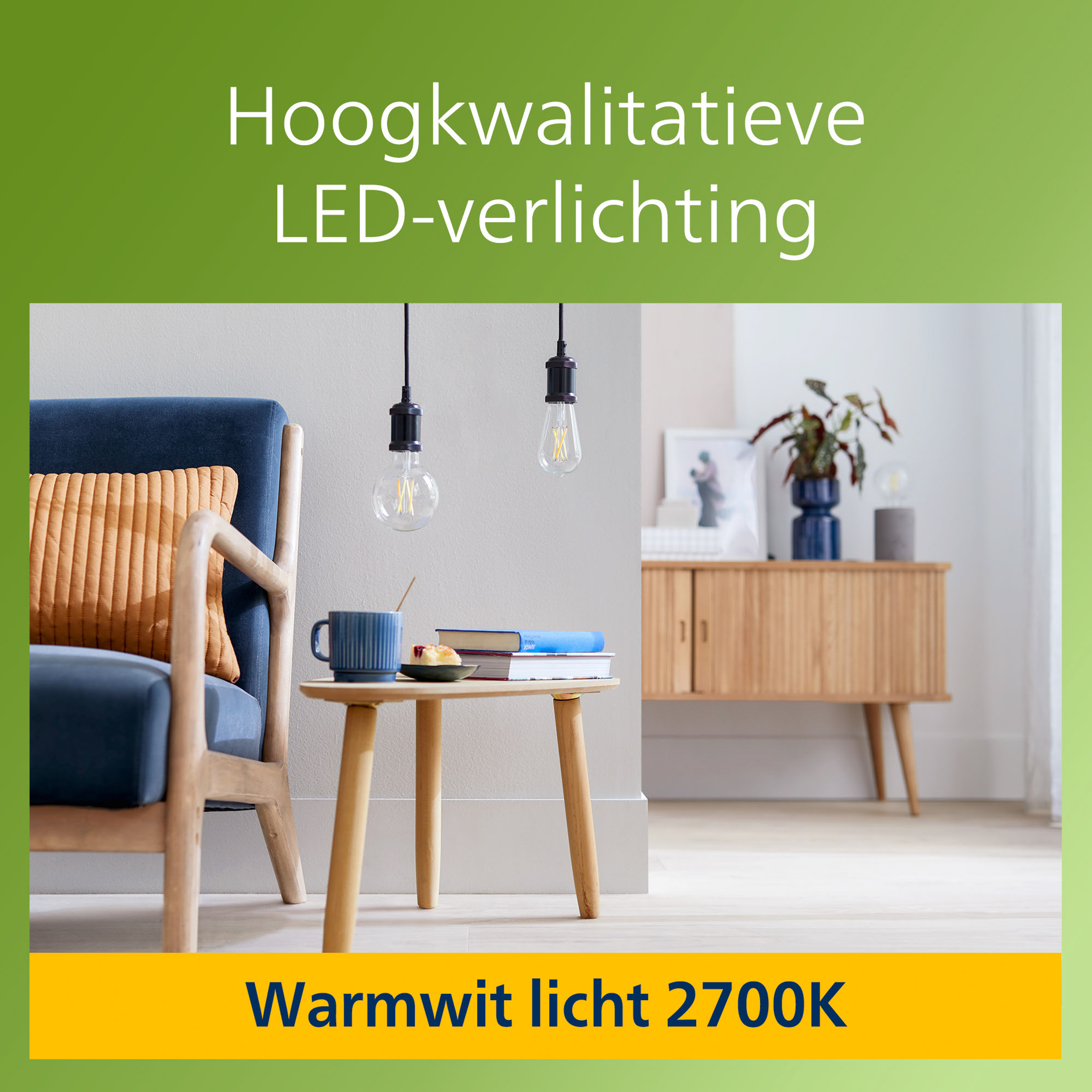 Innenszene mit Lichtern, einem blauen Sessel, einem Tisch mit Gegenständen und warmem Licht.