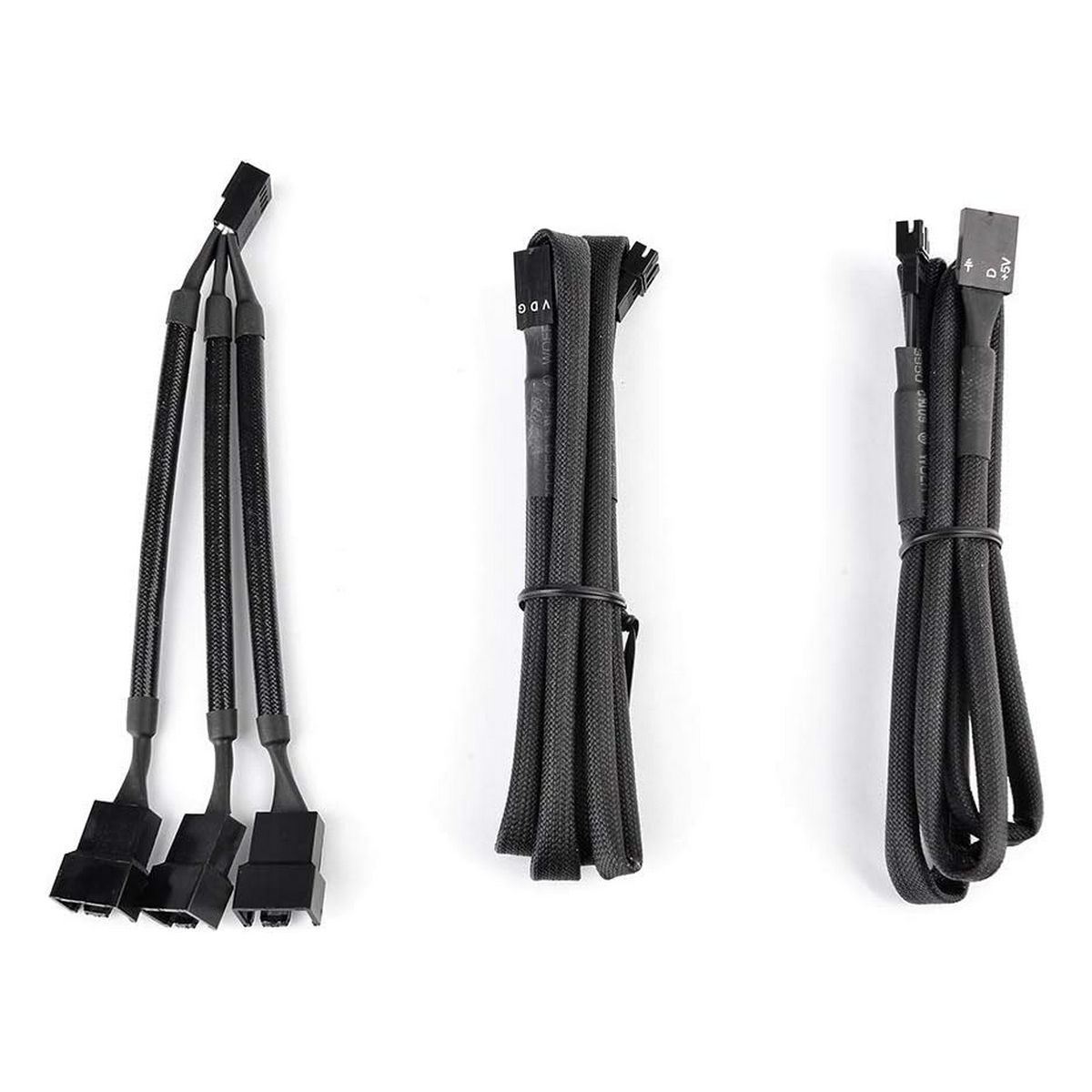 Drei schwarze Stromkabel. Sie sind gebündelt und einsatzbereit.