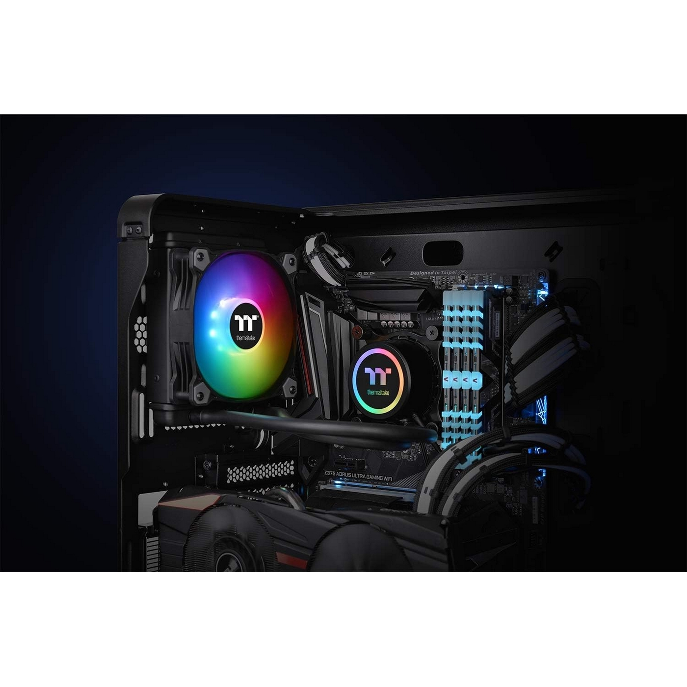 PC-Inneres mit einem regenbogenfarben beleuchteten CPU-Kühler, andere Komponenten sichtbar. Dunkler Hintergrund.