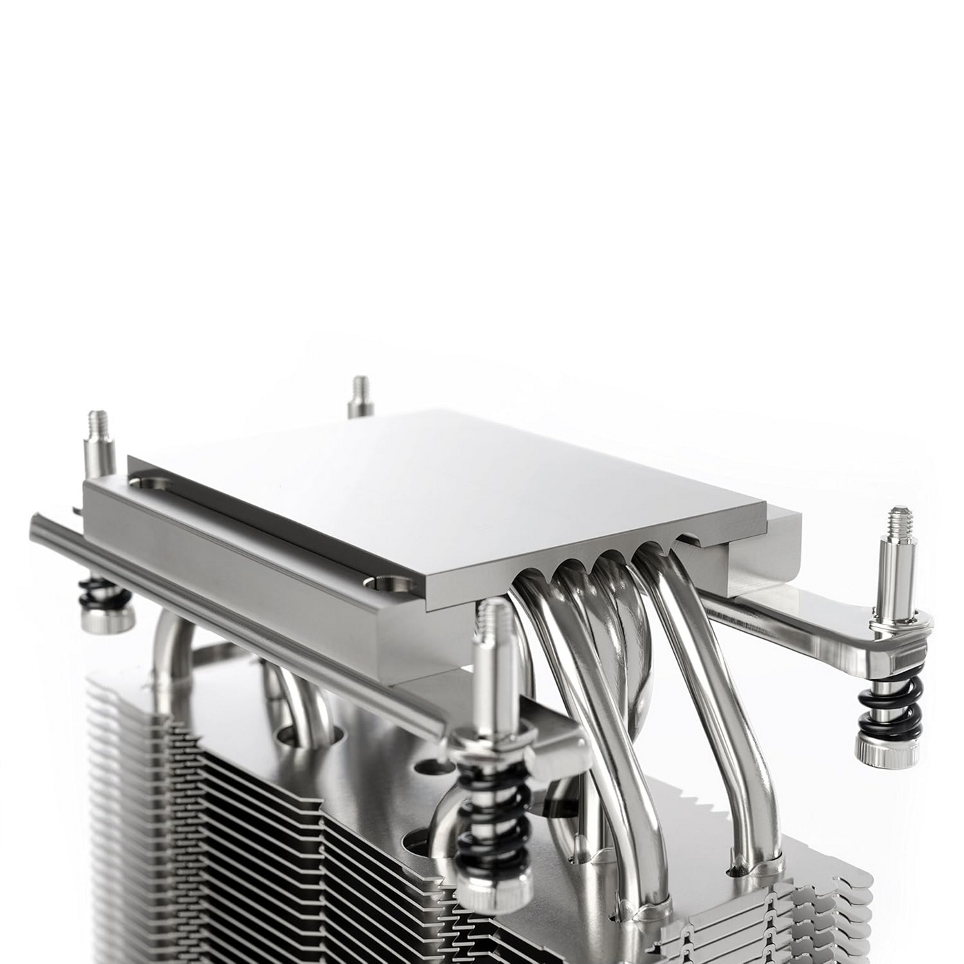 Chłodzenie komputera z wieloma rurkami cieplnymi i żeberkami. Metaliczne, na białym tle.