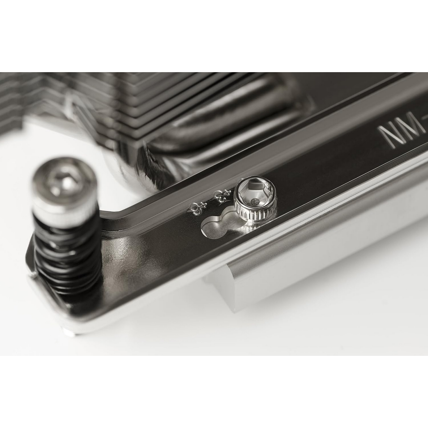 Zbliżenie metalowego elementu ze śrubą. Śruba w ostrości, widoczny kształt dziurki od klucza.