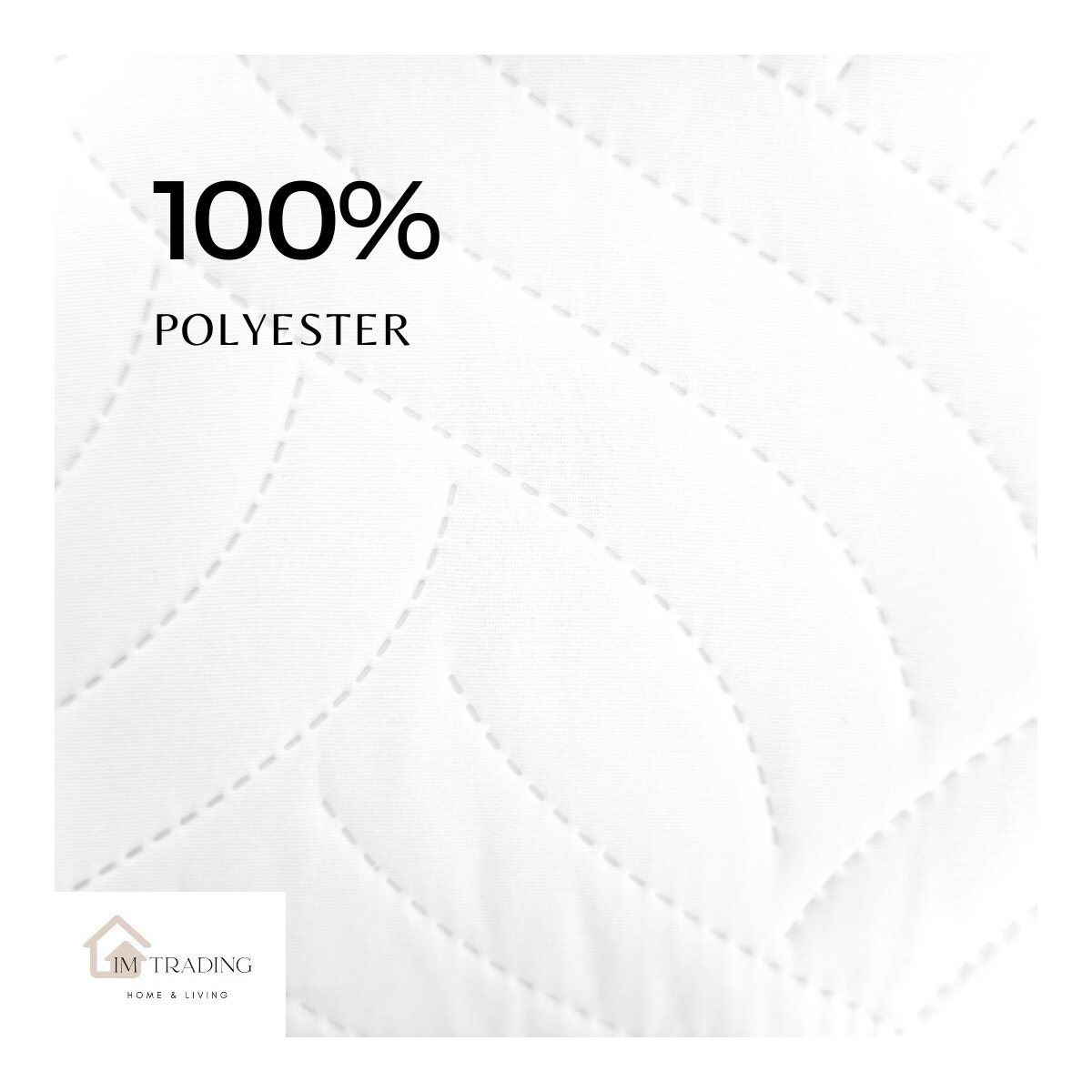 Weißer Stoff mit Steppmuster und Text, 100% Polyester.