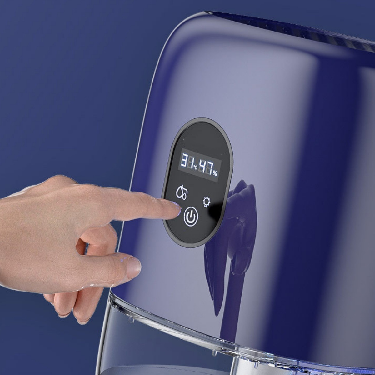 Eine Hand drückt eine Taste auf einem blau gefärbten Luftbefeuchter mit digitaler Anzeige, die 31,47 % anzeigt.