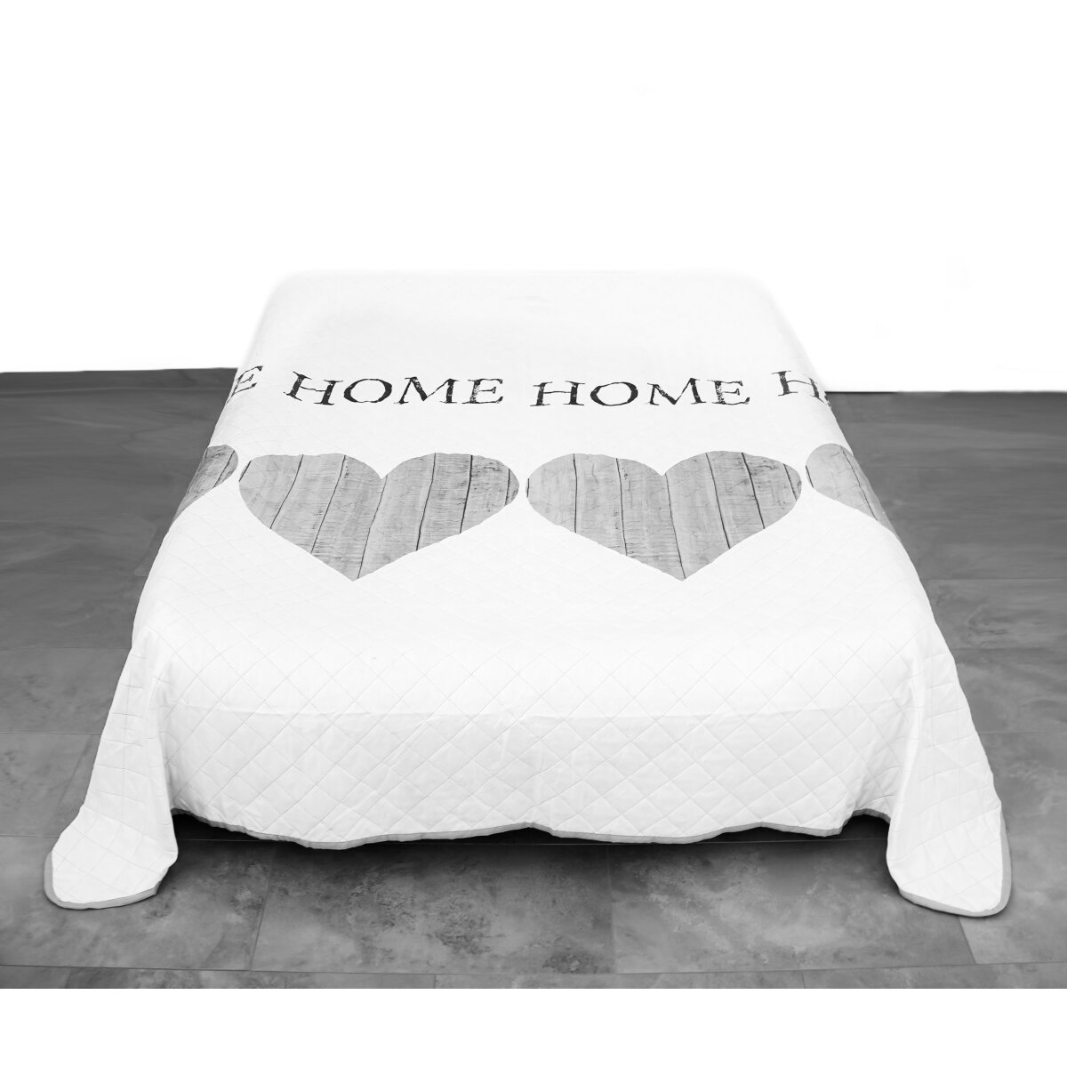 Weiße Tagesdecke mit Holzherz-Design und den Worten HOME.