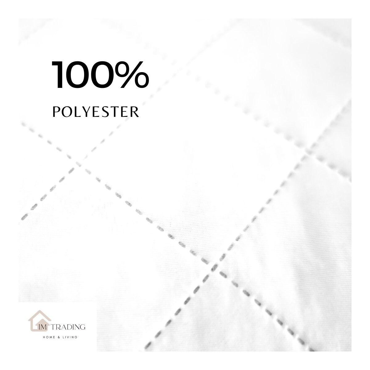 Weißer, gesteppter Stoff mit dem Text '100% POLYESTER' in der oberen linken Ecke.
