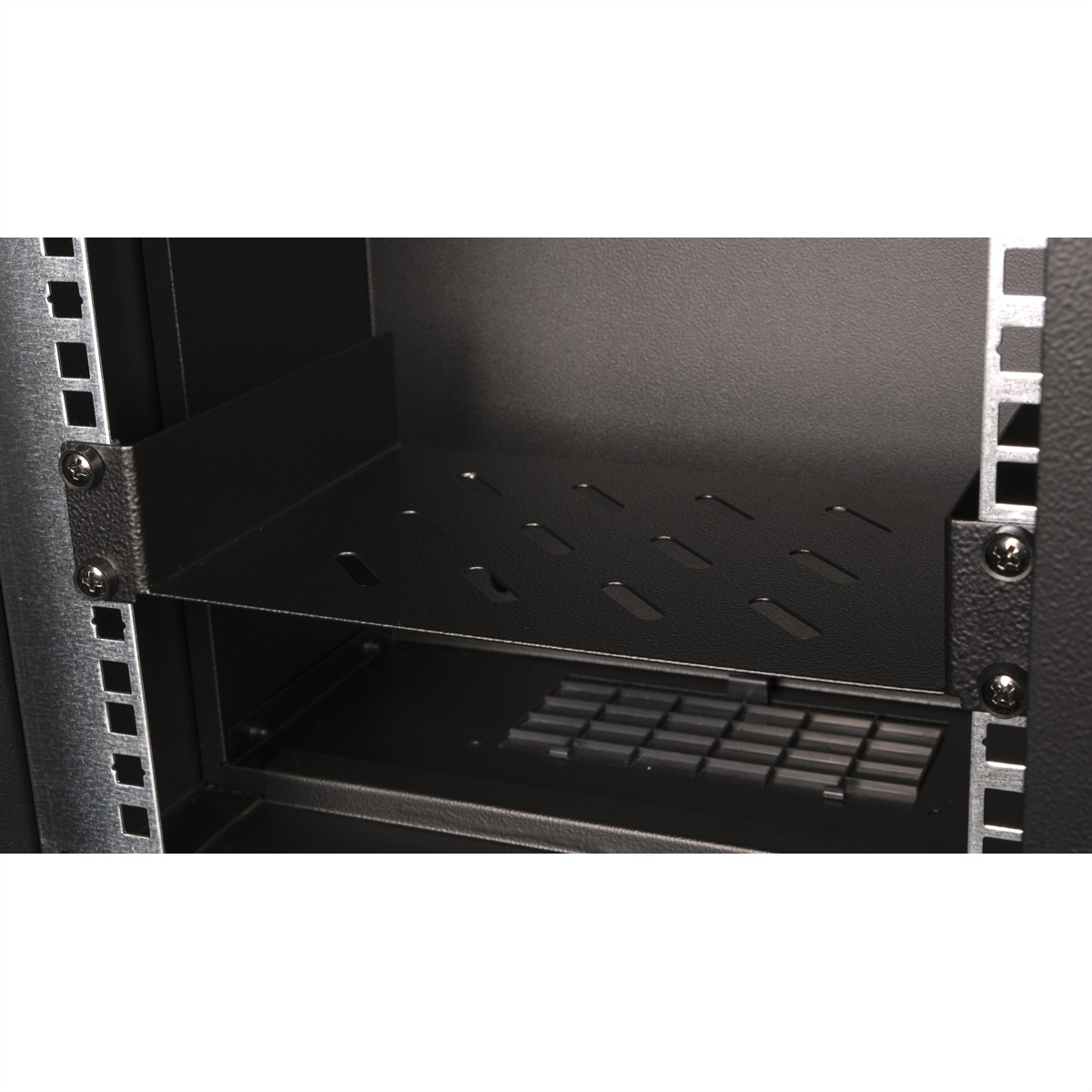 Interno di un rack server nero con un ripiano. Il ripiano ha molti piccoli fori.