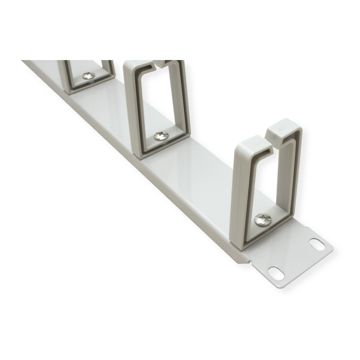 Pannello rack grigio con anelli di gestione cavi e viti. Sfondo bianco.