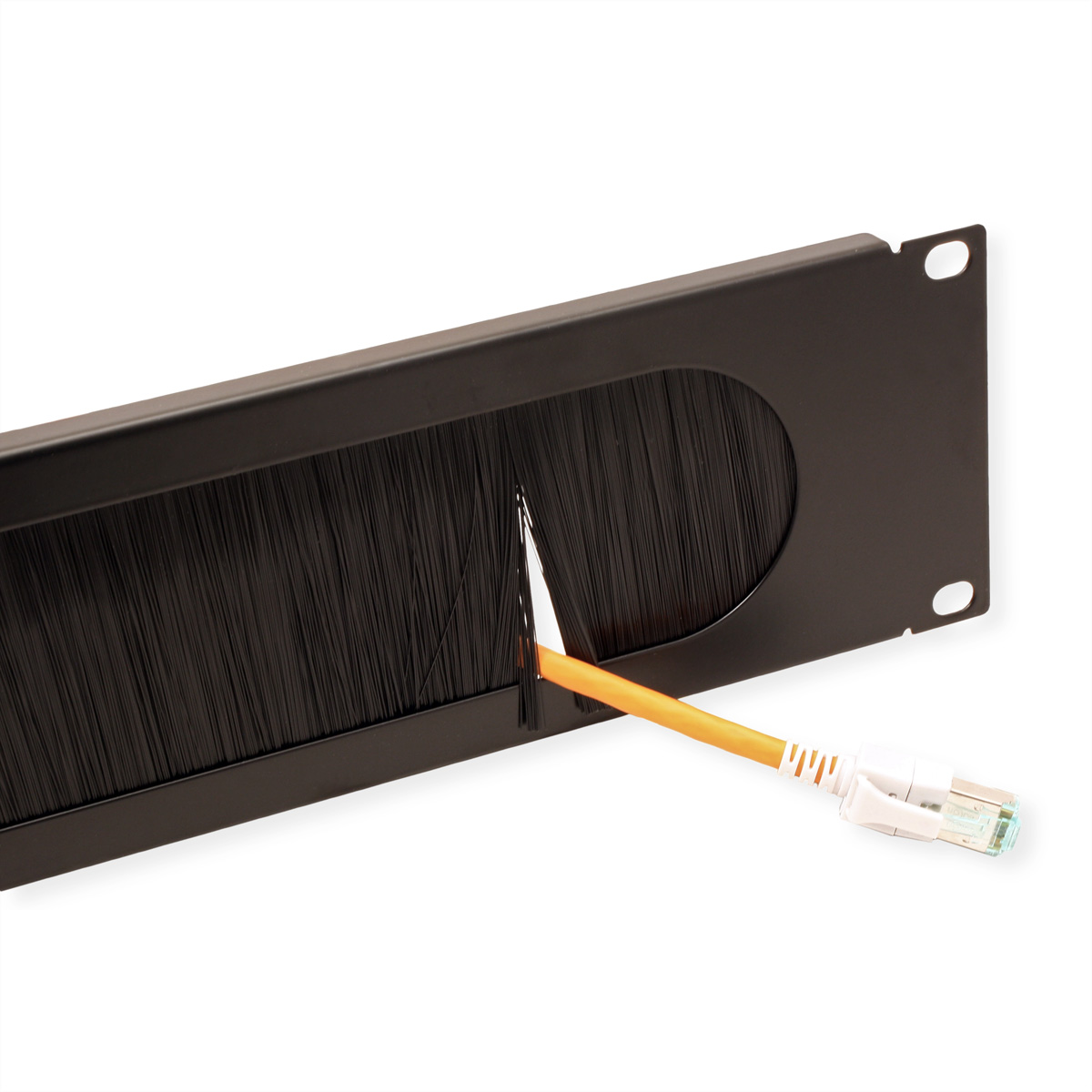 Pannello di gestione cavi a spazzola nero con un cavo di rete giallo.