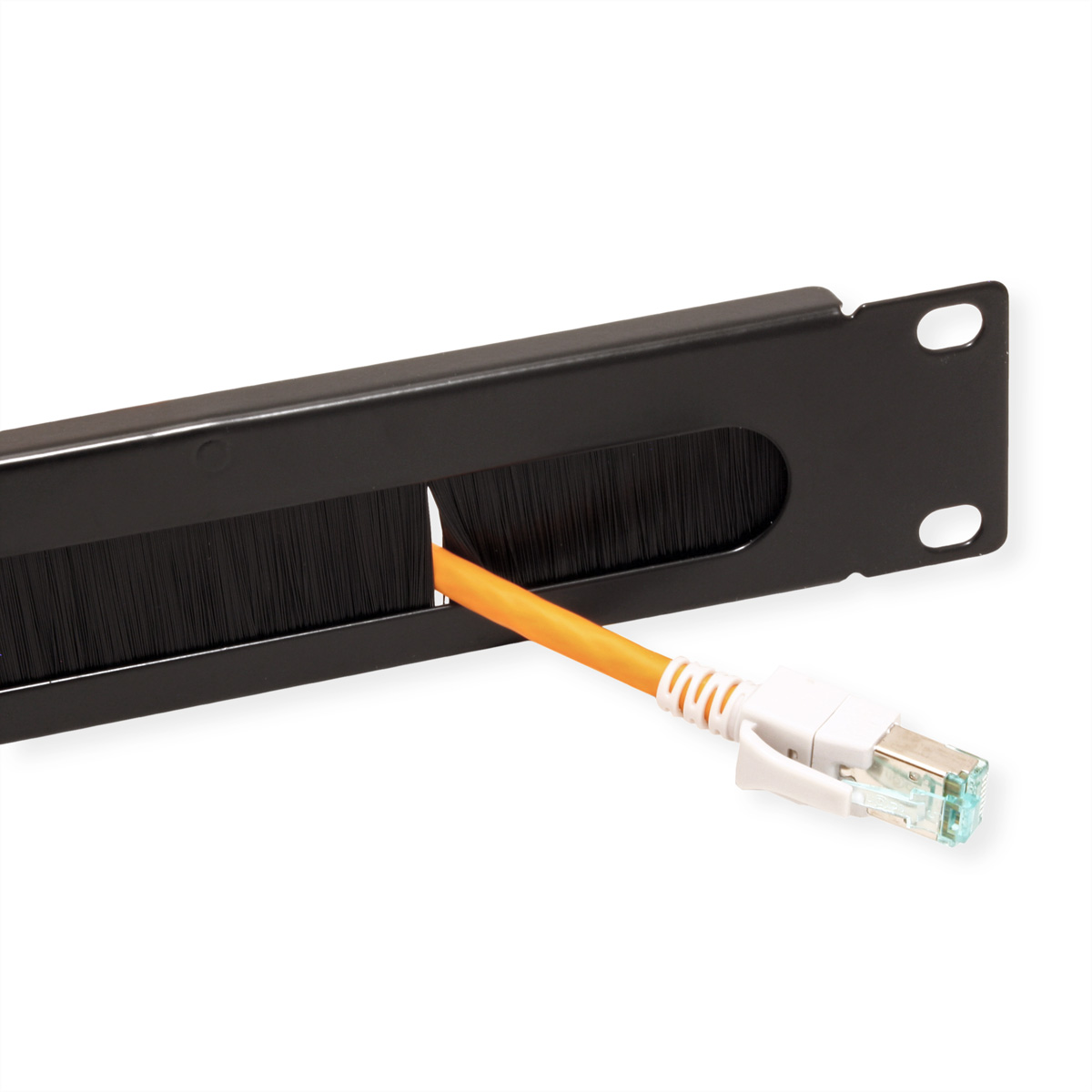 Pannello nero per la gestione dei cavi con un cavo Ethernet arancione che lo attraversa.