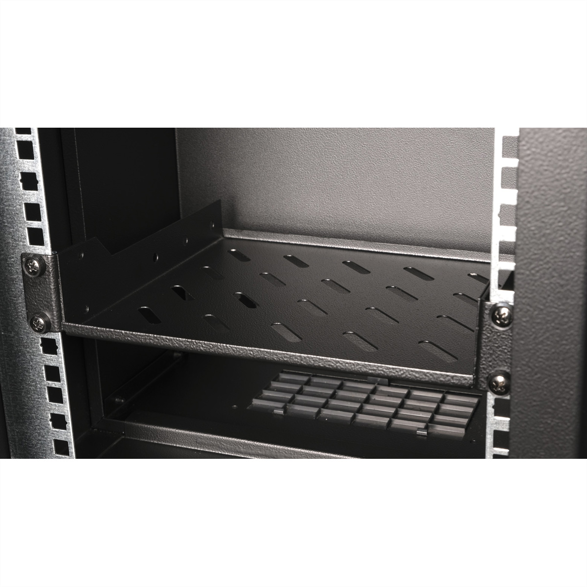 Interno di un rack server nero con un ripiano installato.