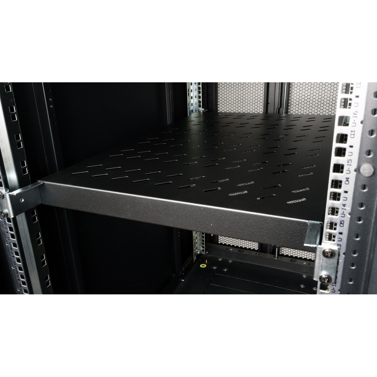 Un ripiano per rack server in metallo installato in un rack. Il ripiano ha fori per la ventilazione.