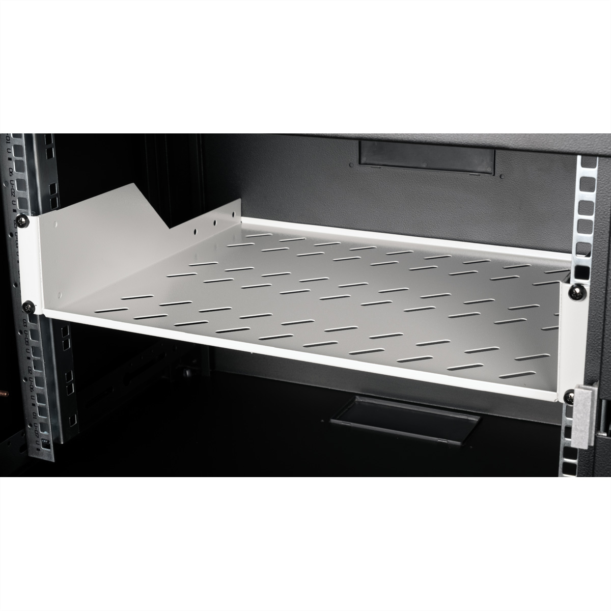 Mensola rack nera installata all'interno di un rack server. Isolato su sfondo bianco.