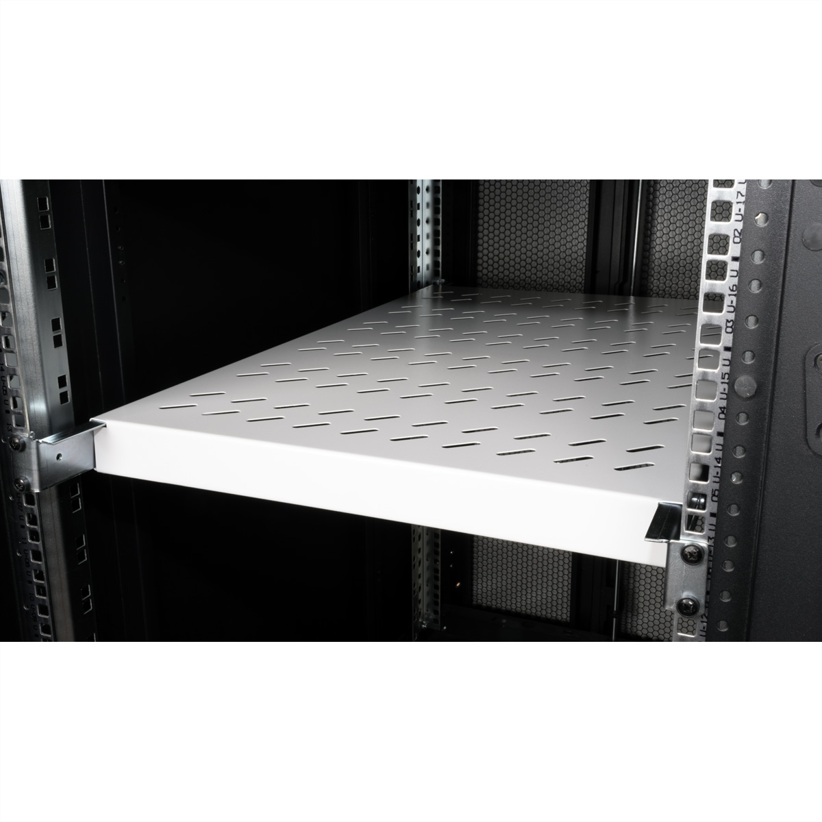 Un ripiano bianco per montaggio su rack con fori per la ventilazione, montato in un rack nero.