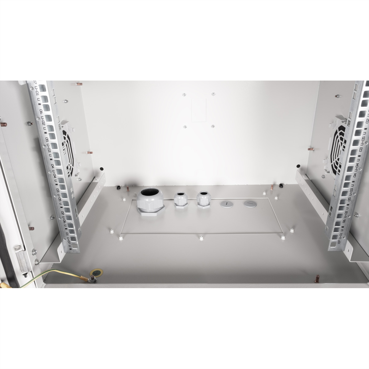 Interno rack metallico vuoto. Include guide di montaggio, alcuni oggetti e filo di terra. Colori bianco e grigio.