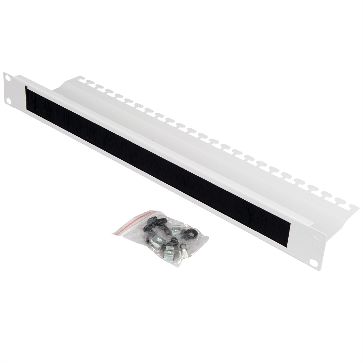 Pannello bianco di gestione cavi con spazzola nera e hardware di montaggio, su sfondo bianco.