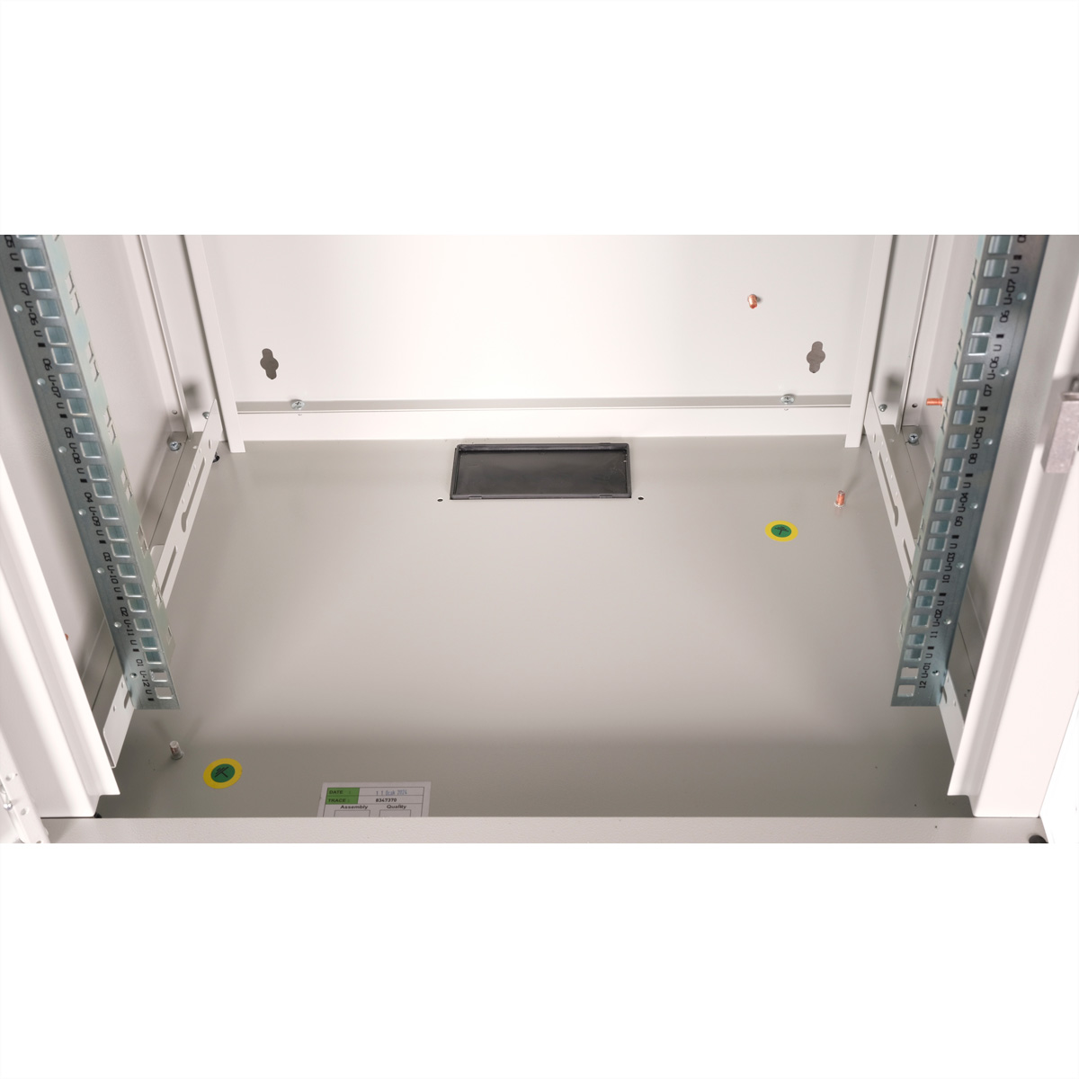 Interno di un rack server vuoto. Guide metalliche sui lati. Ventilazione in alto.