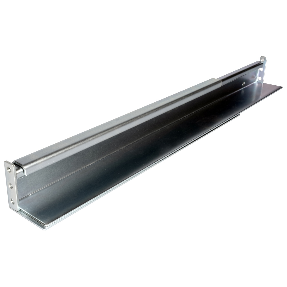 Un ripiano in metallo argentato con bordo anteriore piegato. Per montaggio rack.