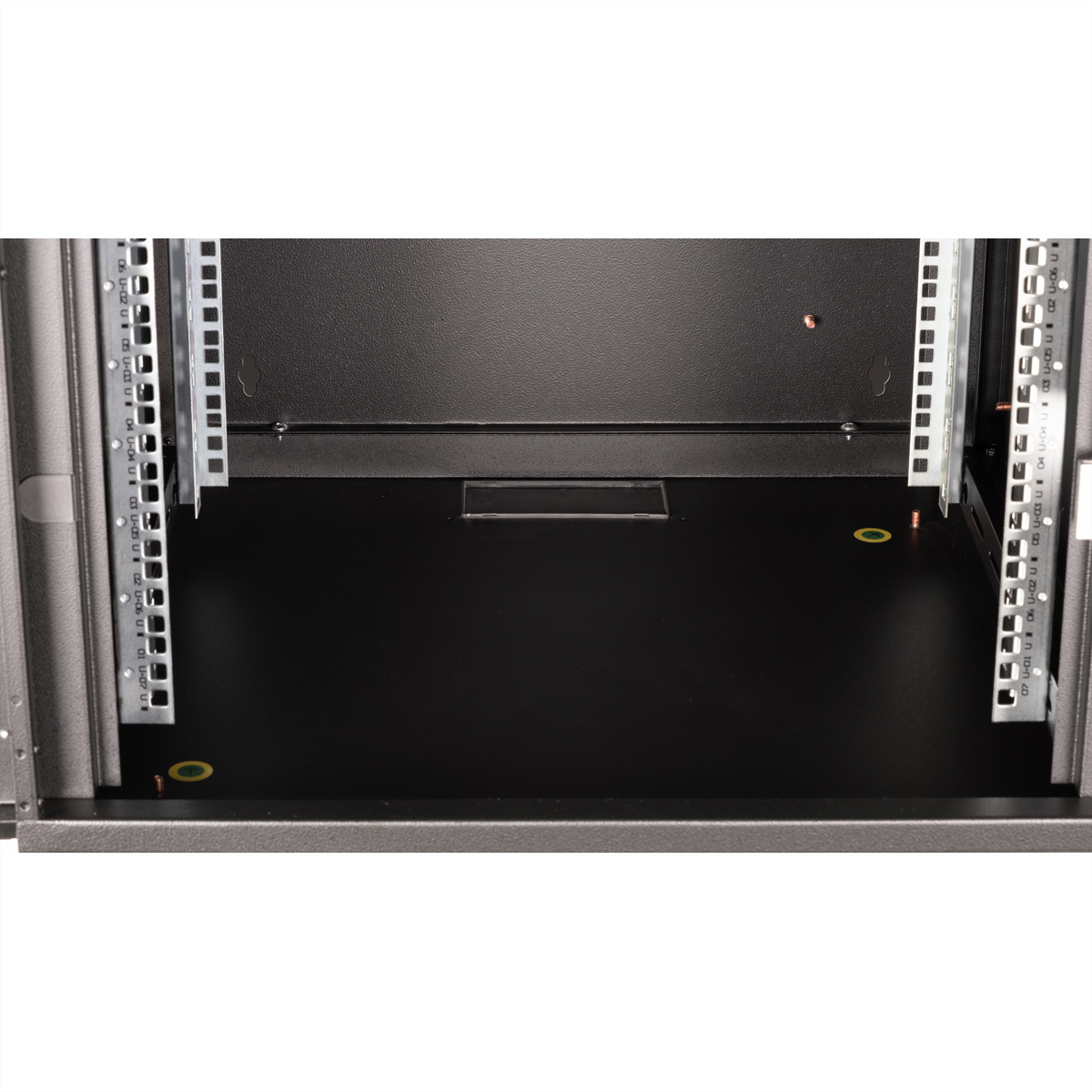 All'interno di un rack server nero. Un pavimento nero e due binari metallici sono visibili.