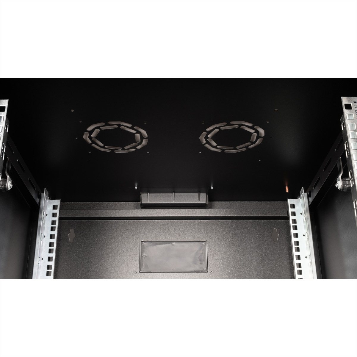 Interno di un rack server nero, con ventole e una presa d'aria rettangolare.