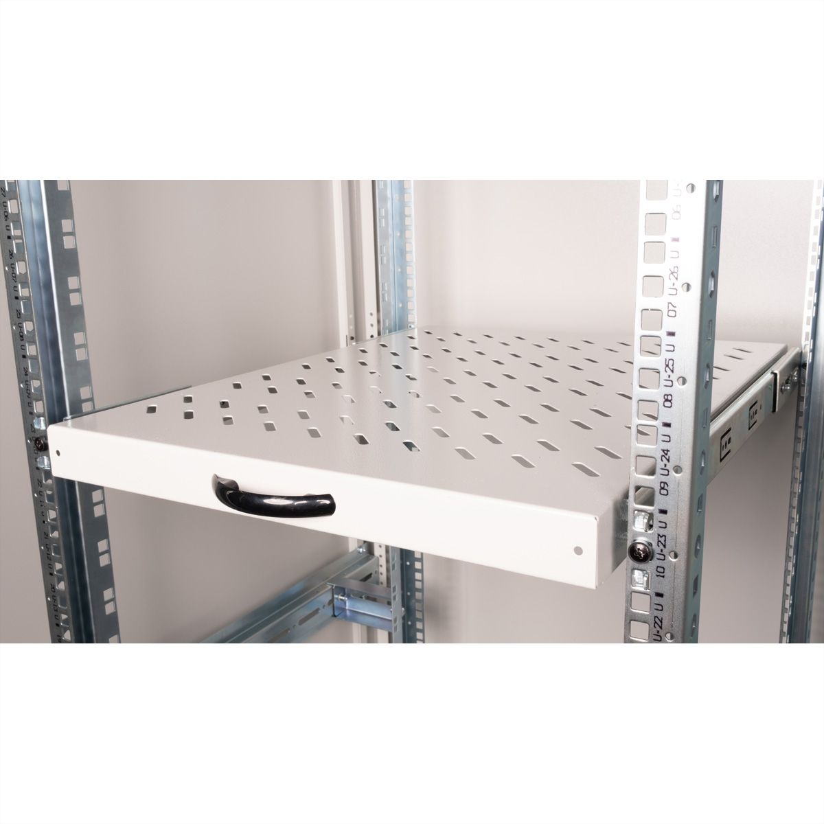 Mensola bianca perforata con maniglia in rack metallico, sfondo bianco.