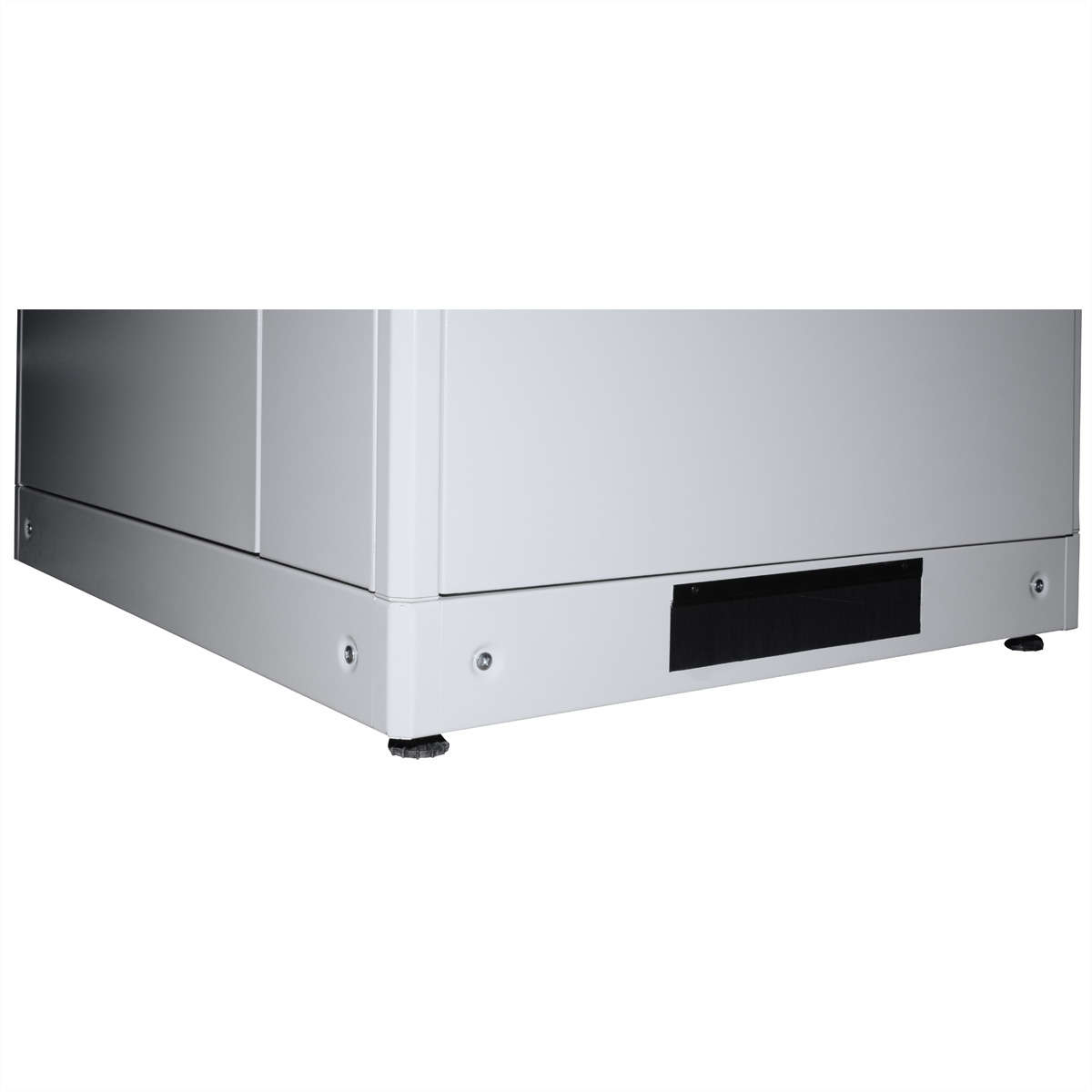 Parte inferiore di un rack server bianco. Include piedini e spazzola nera.