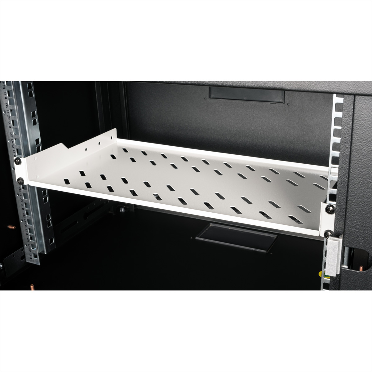 Mensola all'interno di un rack nero. Superficie perforata e guide di montaggio.