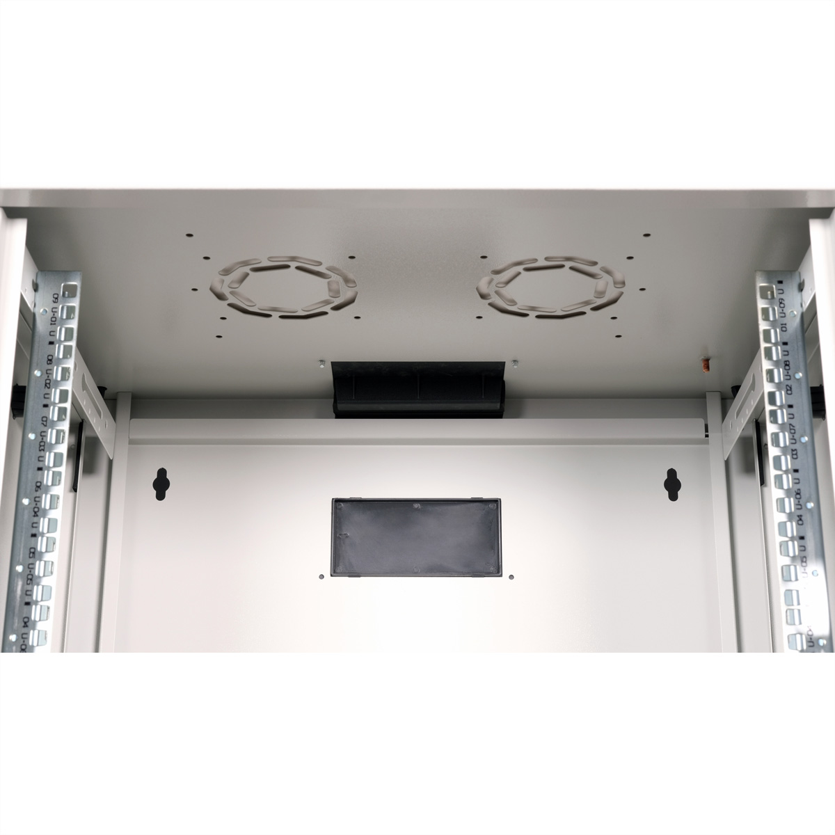 Interno di un armadio server bianco con ventole, presa d'aria e hardware di montaggio.