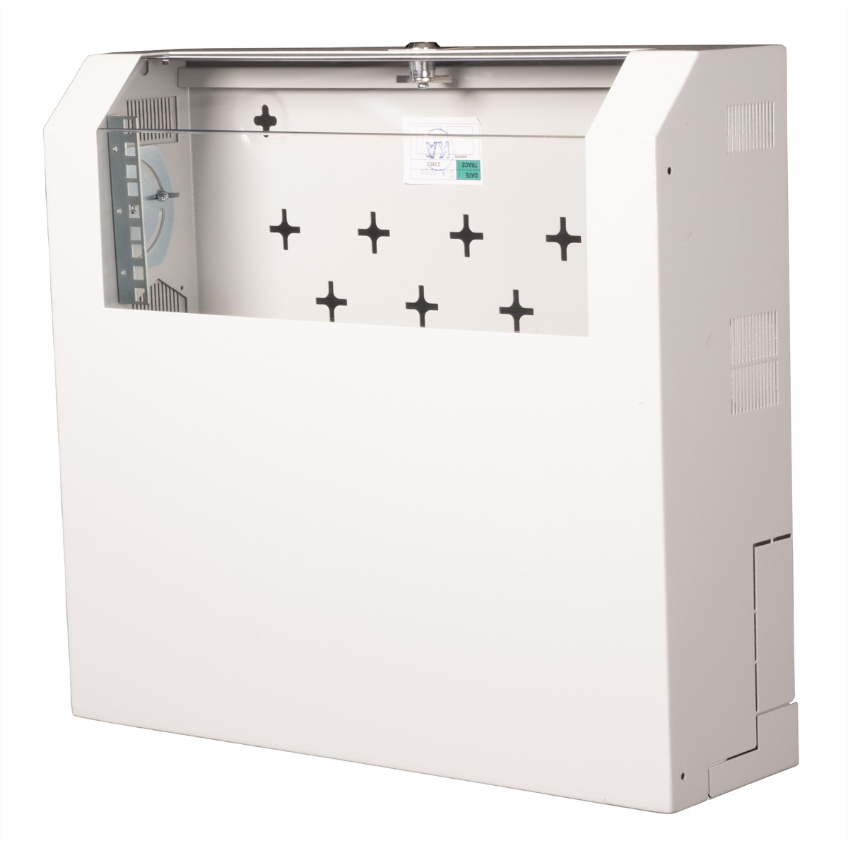 Armadio rack bianco con porta a vetro, un'etichetta e diversi fori. Sfondo bianco.