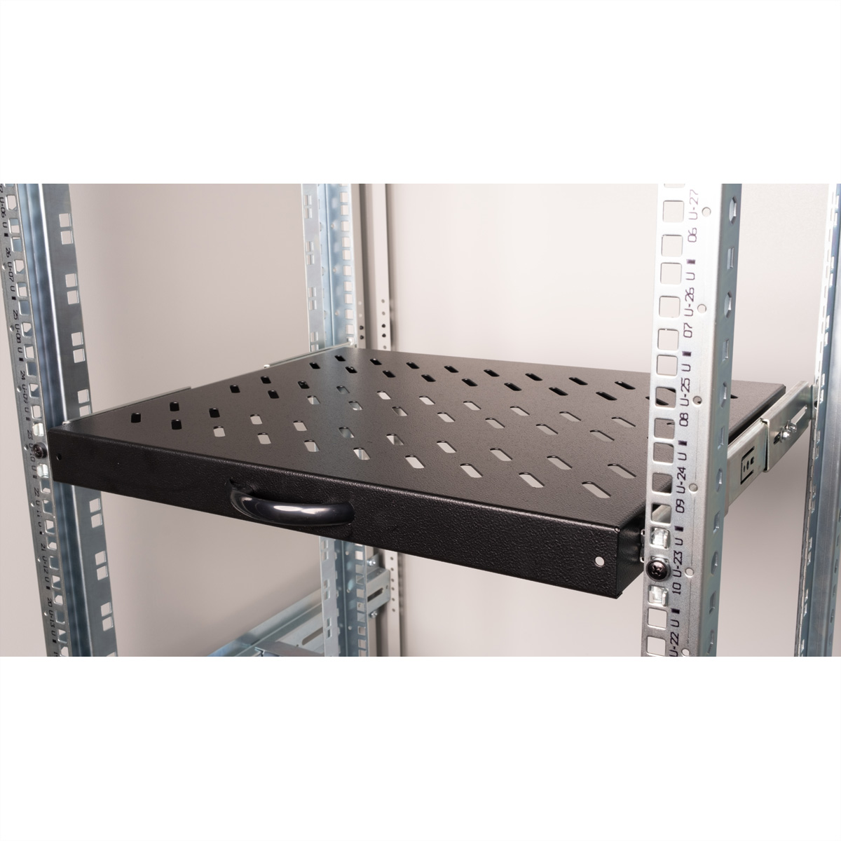 Ripiano nero perforato installato in un rack server, con maniglia.
