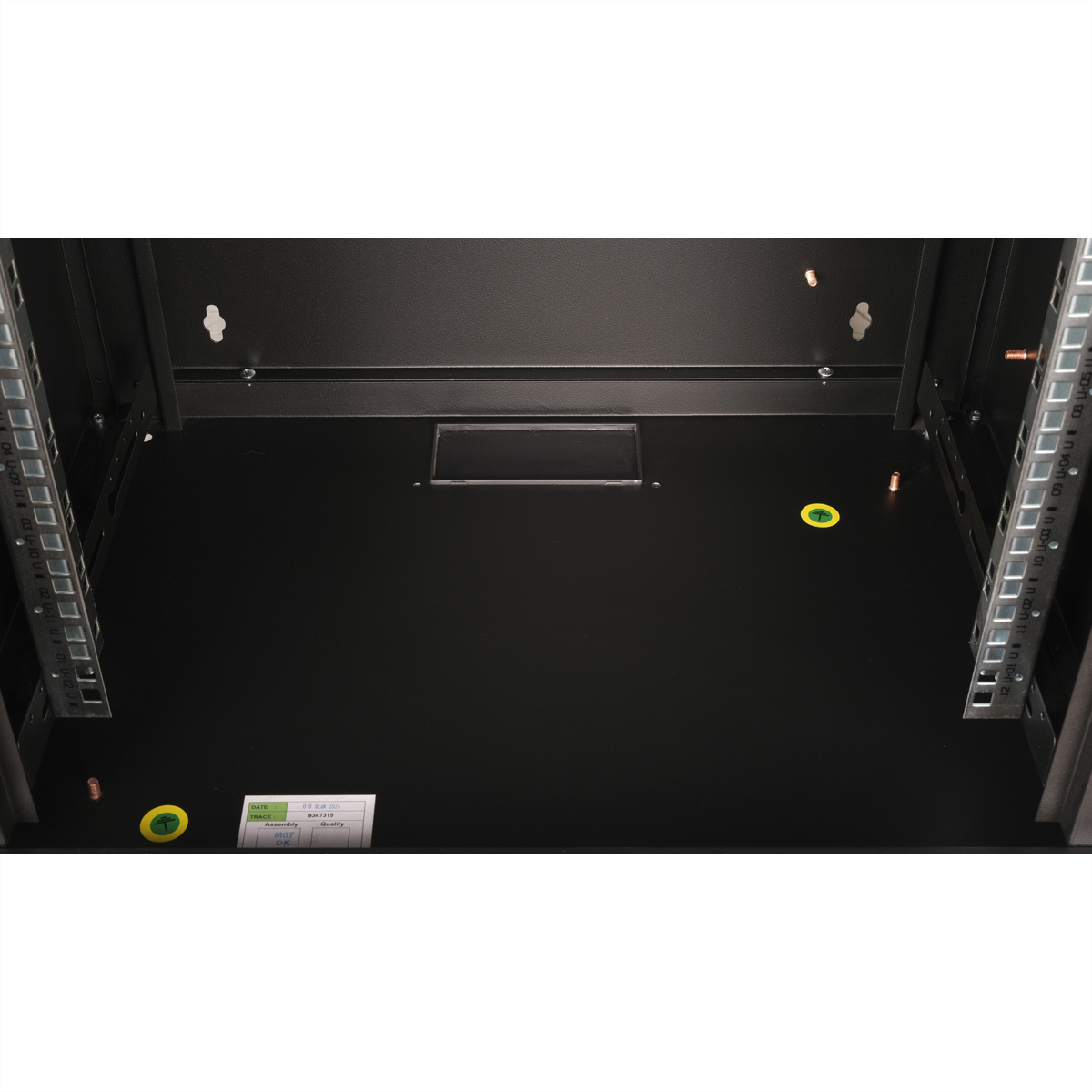 Vista interna di un rack. Base nera, guide argentate e una ventilazione nera.