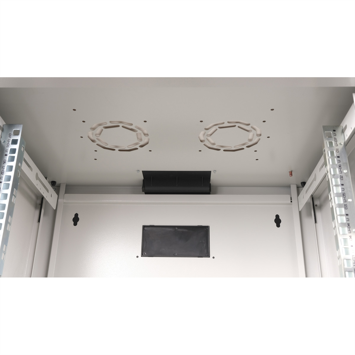 Interno di un rack server con due ventole. Sfondo bianco.