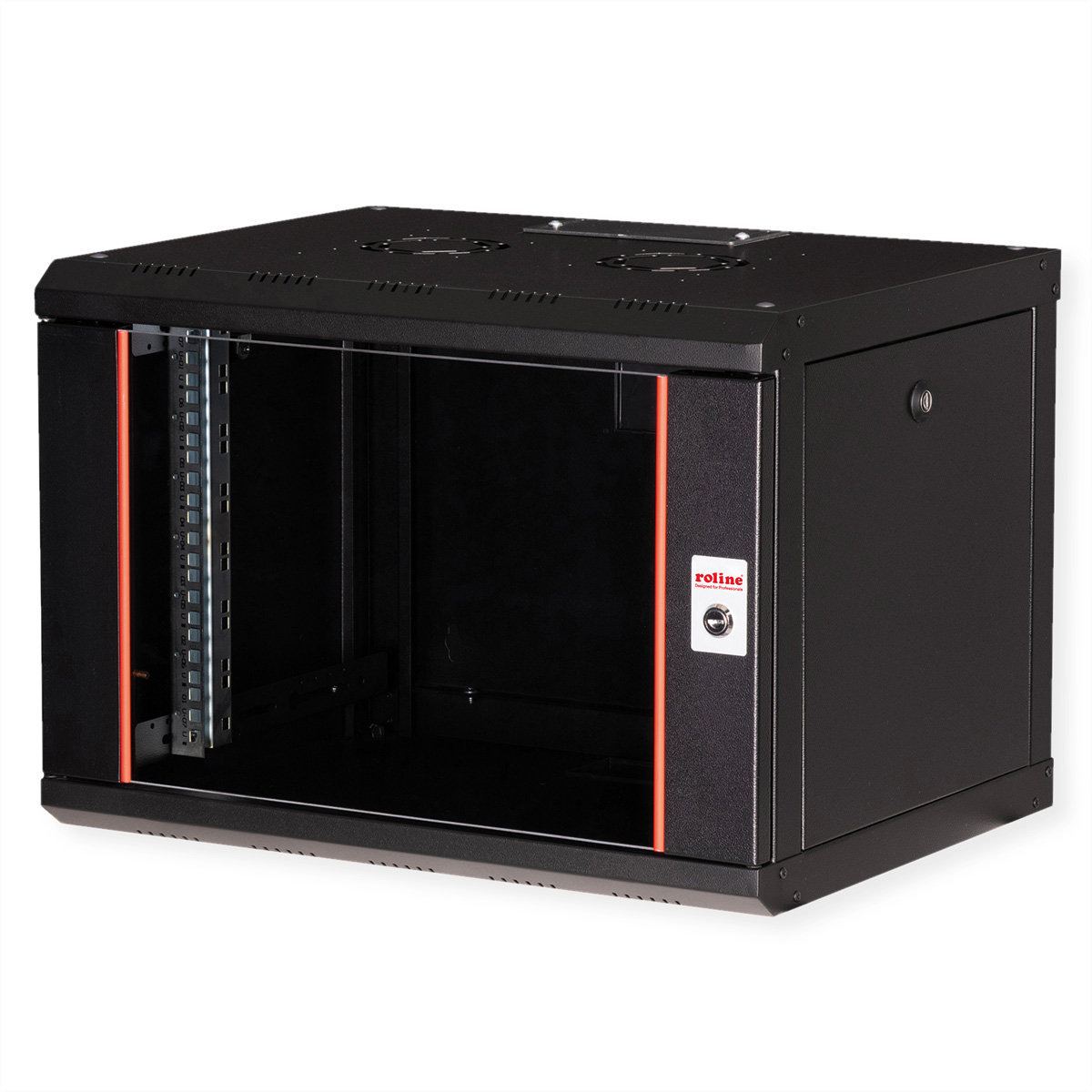 Un armadio rack nero con porta in vetro. Accenti arancioni. Una chiave nella serratura.
