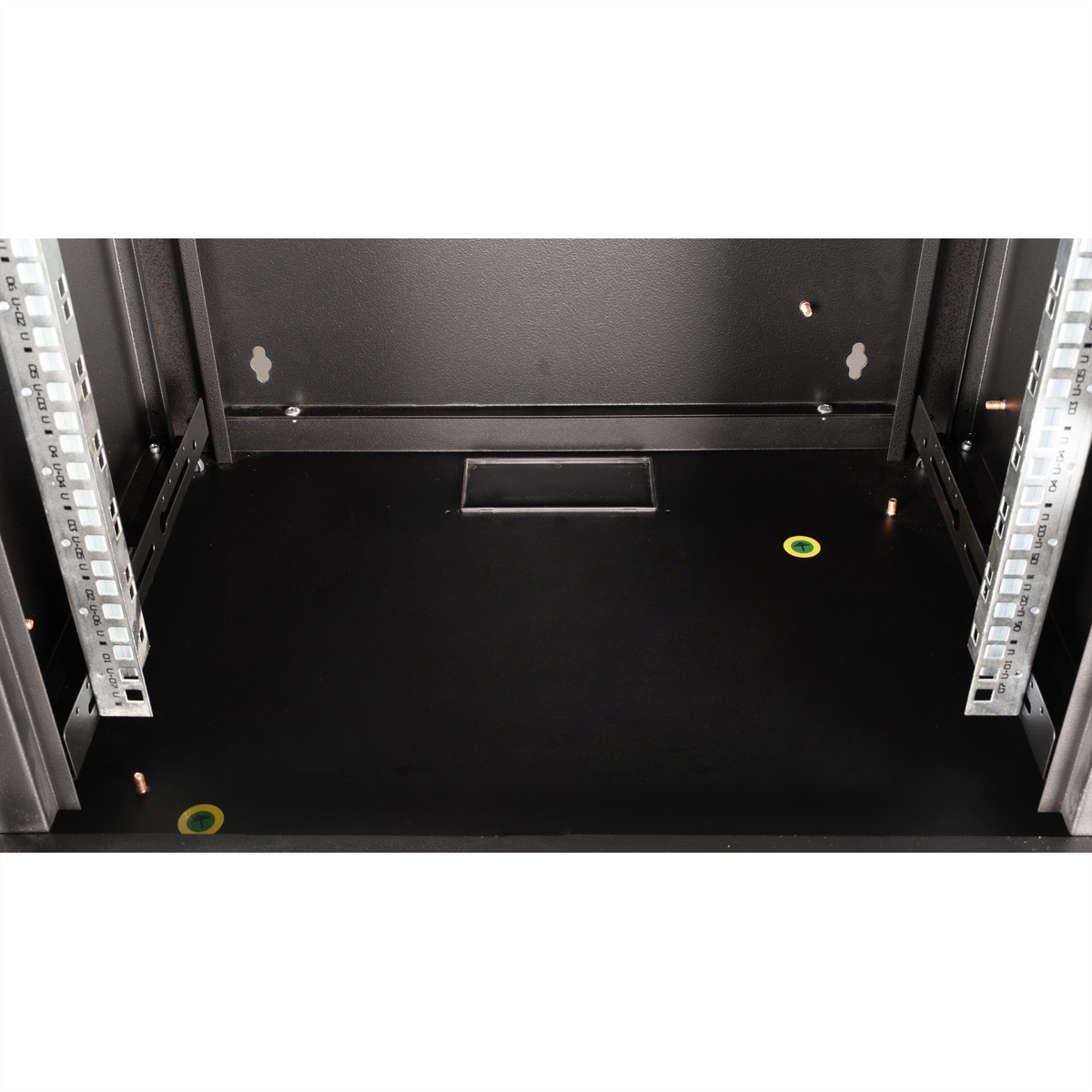 Vista interna di un rack server nero con fondo nero e guide di montaggio.