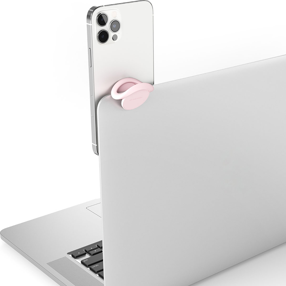 Una clip rosa fissa uno smartphone bianco al bordo di un laptop argentato aperto.