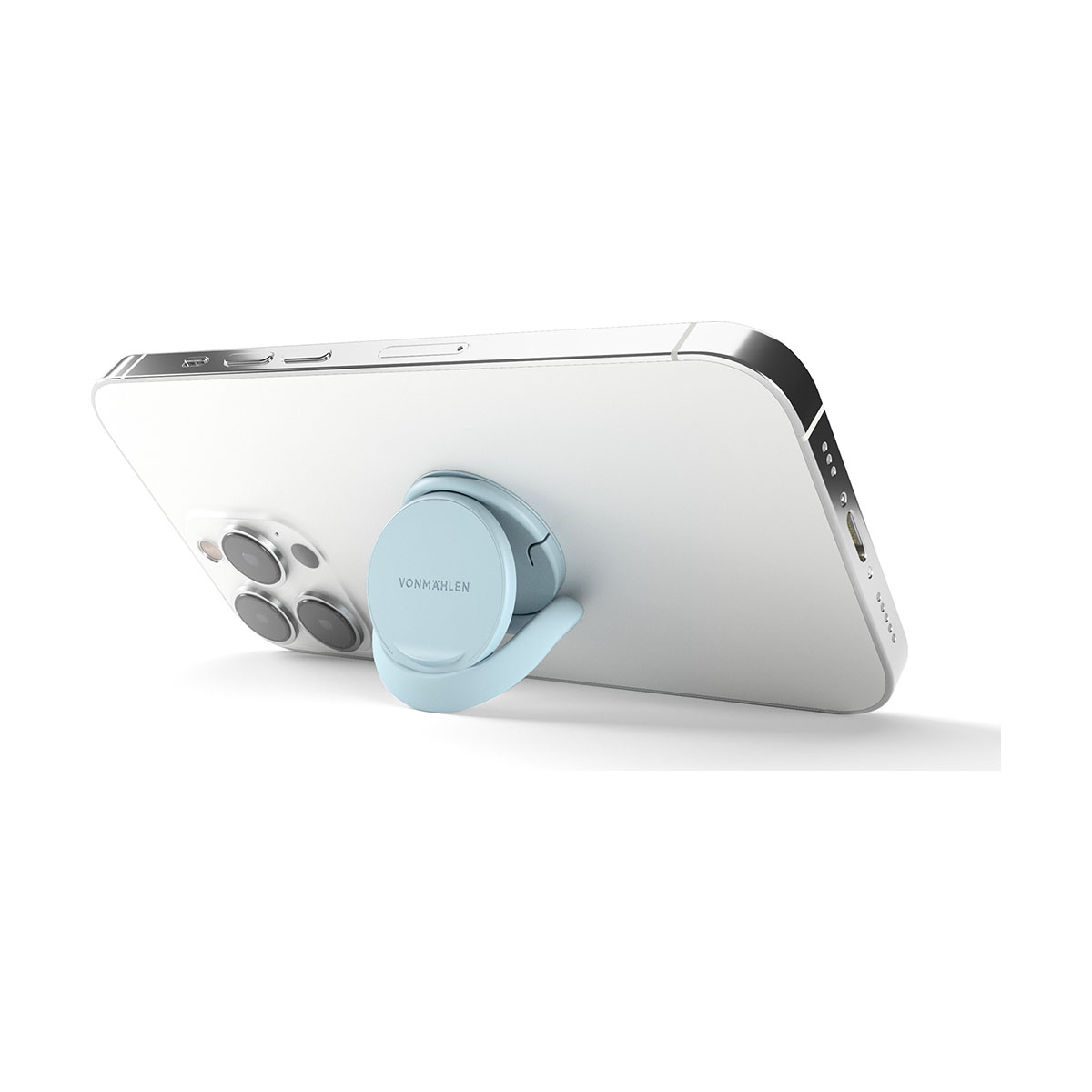Un accessorio per telefono azzurro è attaccato sul retro di un iPhone bianco.