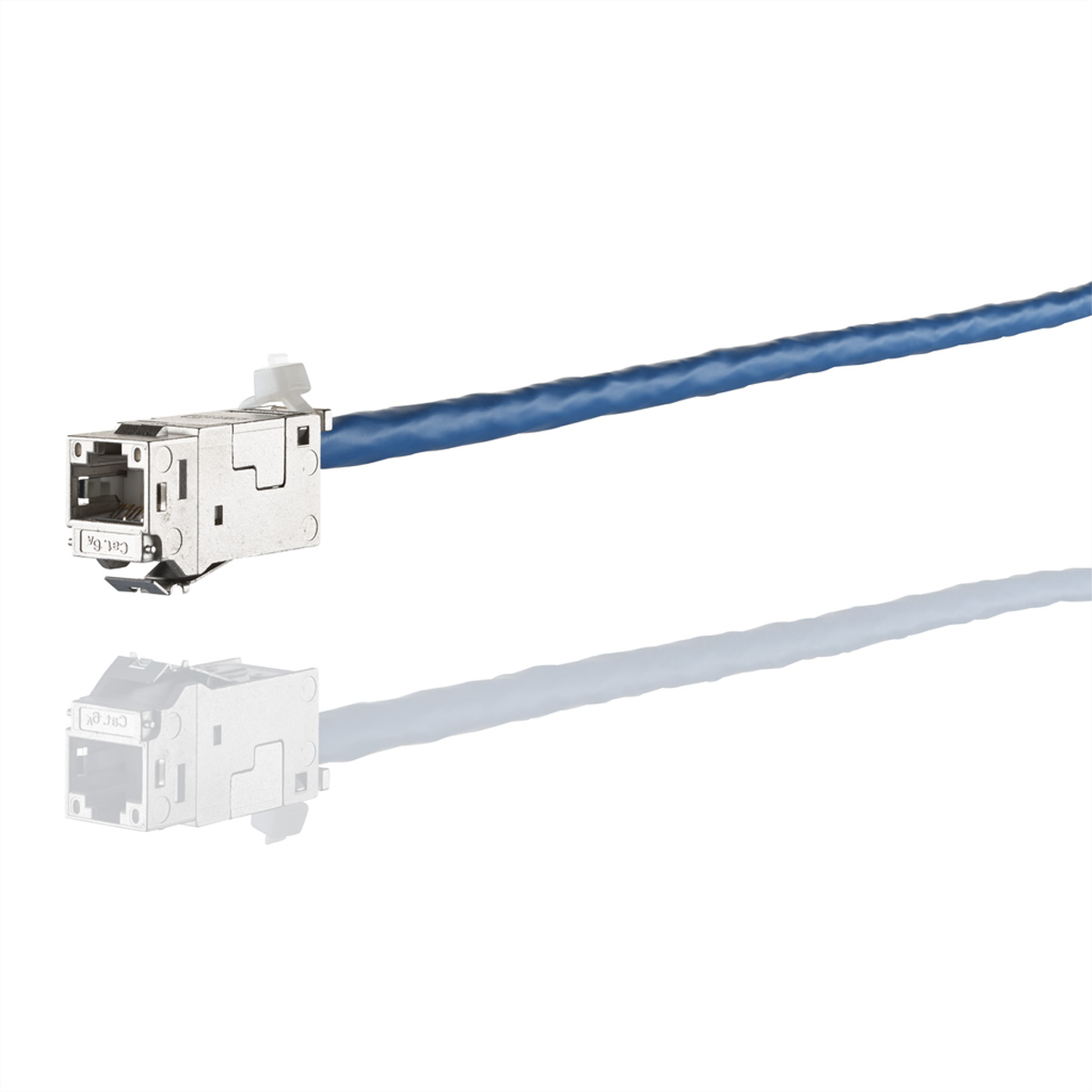 Connettore per cavo di rete con cavo blu collegato e riflesso a specchio sottostante.