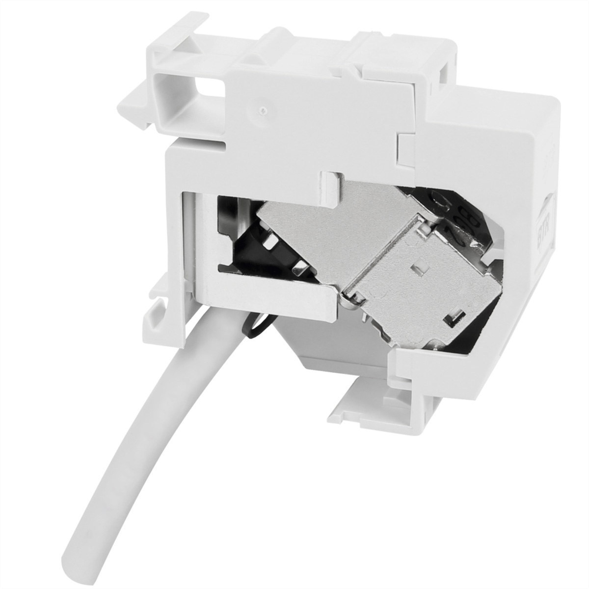 Un connettore RJ45 bianco con un cavo bianco. Vista ravvicinata. Sfondo bianco.