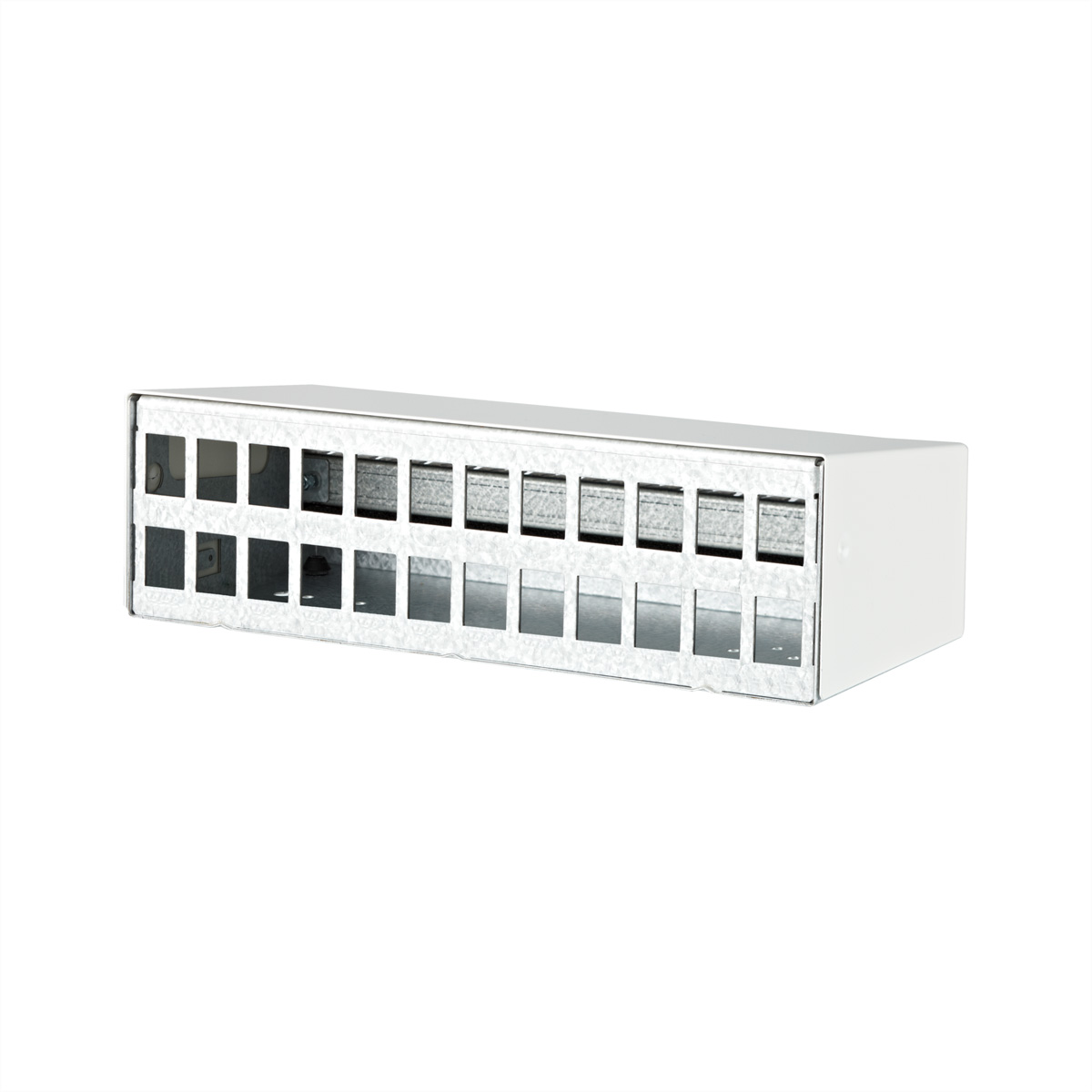 Un pannello di connessione in metallo bianco con più ritagli per connettori.