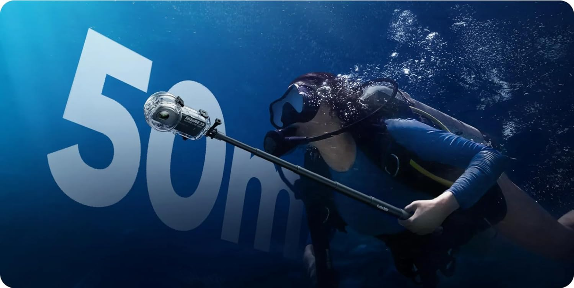 Nurek pod wodą z kamerą 360 na selfie sticku, z tekstem '50m'.