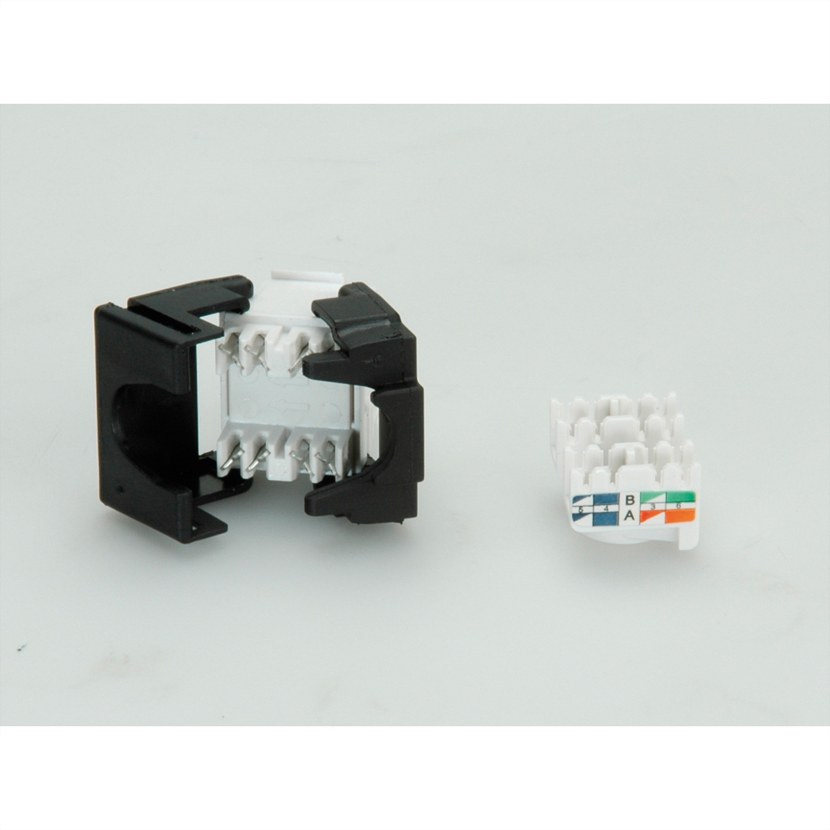 Een zwart-witte RJ45-aansluiting met een witte binnenkant en een zwarte buitenkant. Witte achtergrond.