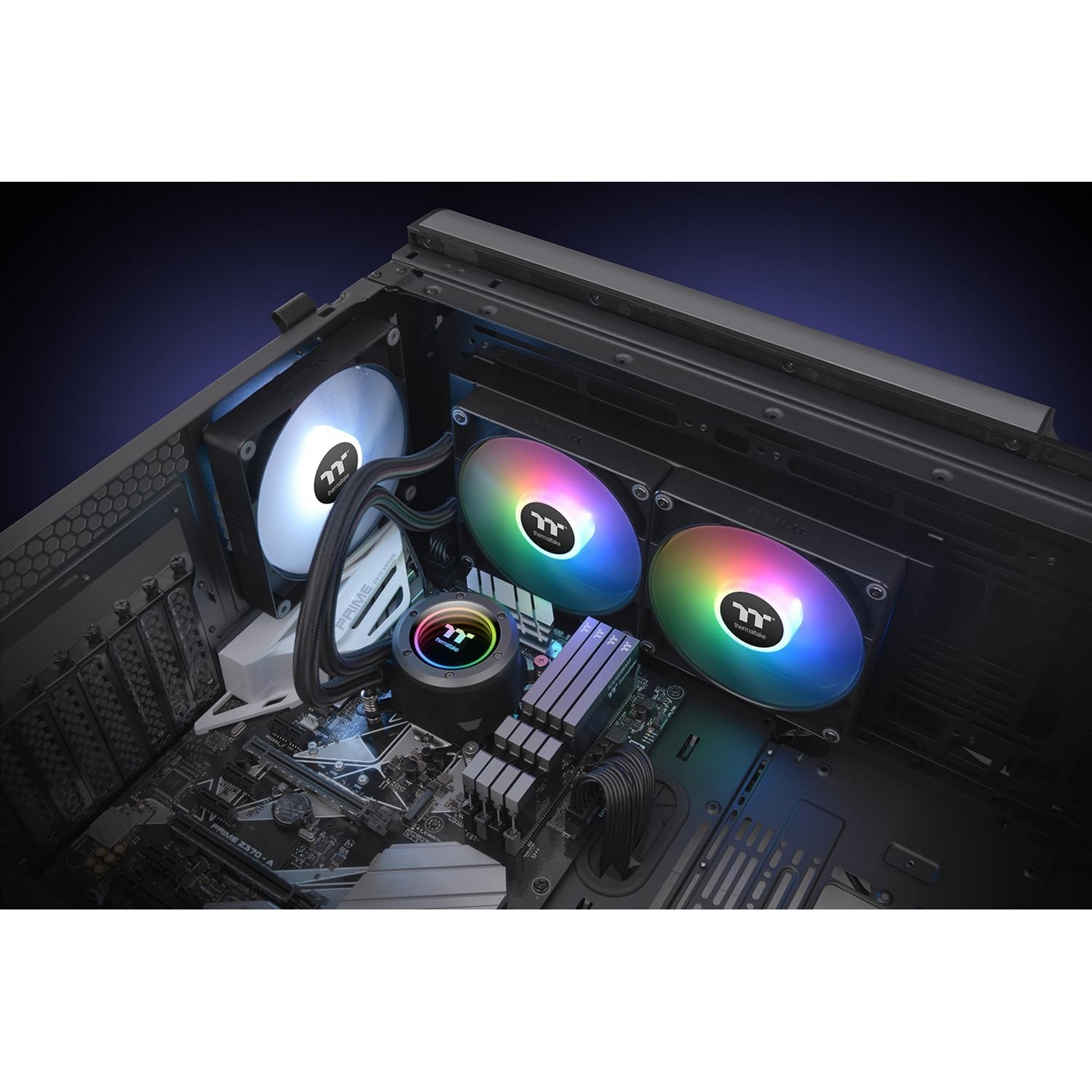 Computergehäuse-Innenraum mit Wasserkühlsystem. Lüfter mit Regenbogenlichtern, dunkler Hintergrund.