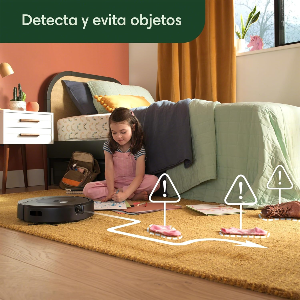 Una niña está en una habitación mientras un robot aspirador evita obstáculos. Señales advierten sobre objetos.
