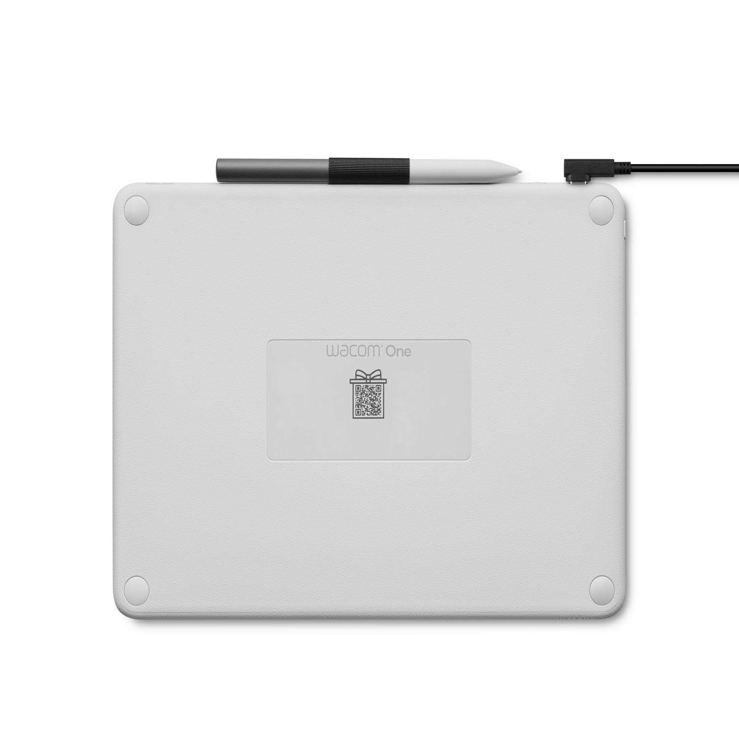 Biały tablet z rysikiem, czarnym kablem i etykietą z kodem QR, na białej powierzchni.