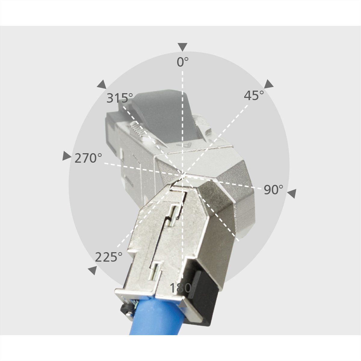 Vista isometrica di un connettore RJ45 con angoli segnati. Cavo blu collegato.