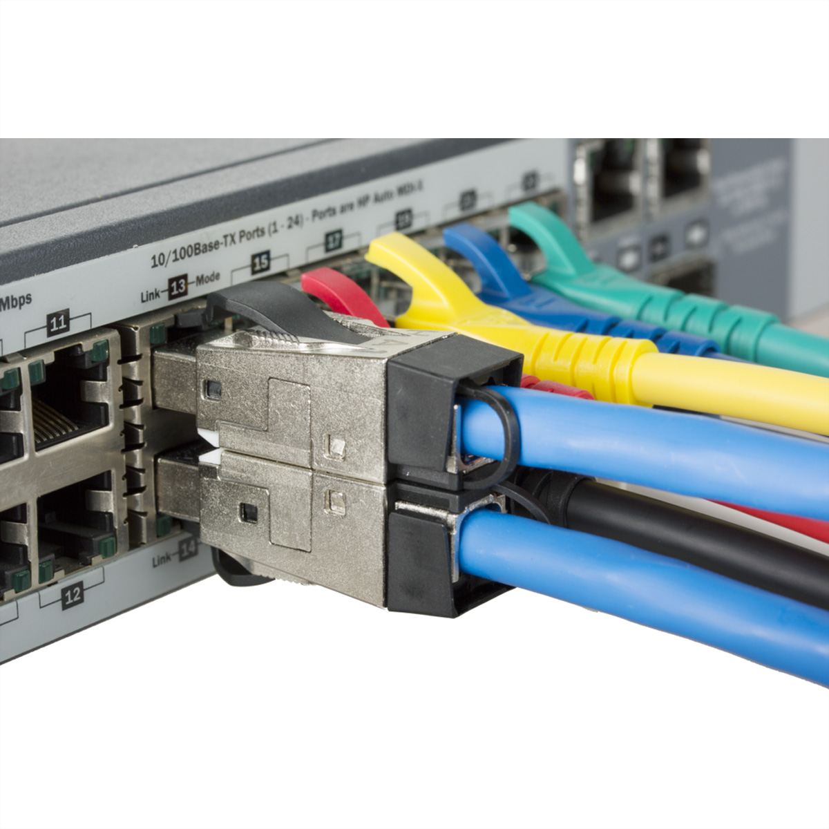 Switch di rete con cavi Ethernet colorati collegati. Isolato su sfondo bianco.