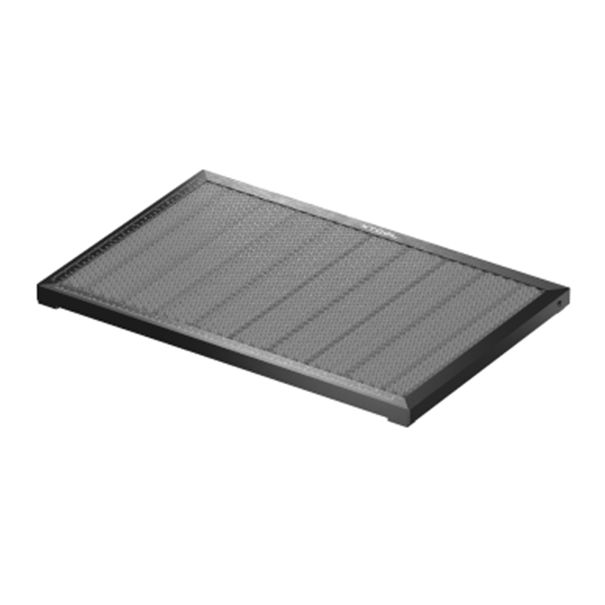 Ein schwarzes Metall-Lüftungsgitter mit Maschendesign, leicht abgewinkelt.