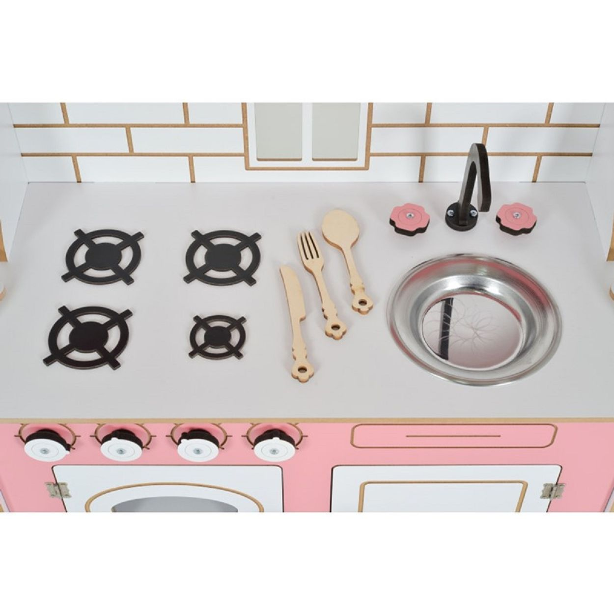 Eine Spielzeugküche mit rosa Akzenten und schwarzen Kochfeldern, Utensilien und einem Waschbecken. Weißer Ziegelhintergrund.