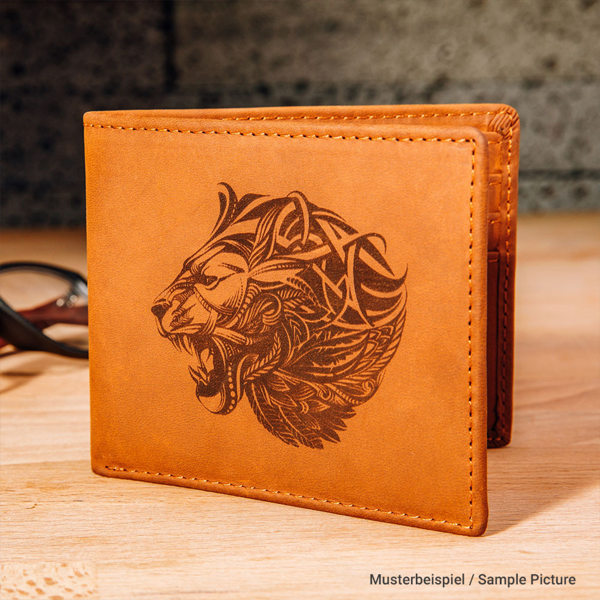 Braune Lederbrieftasche mit Löwenkopfdesign auf Holzoberfläche.